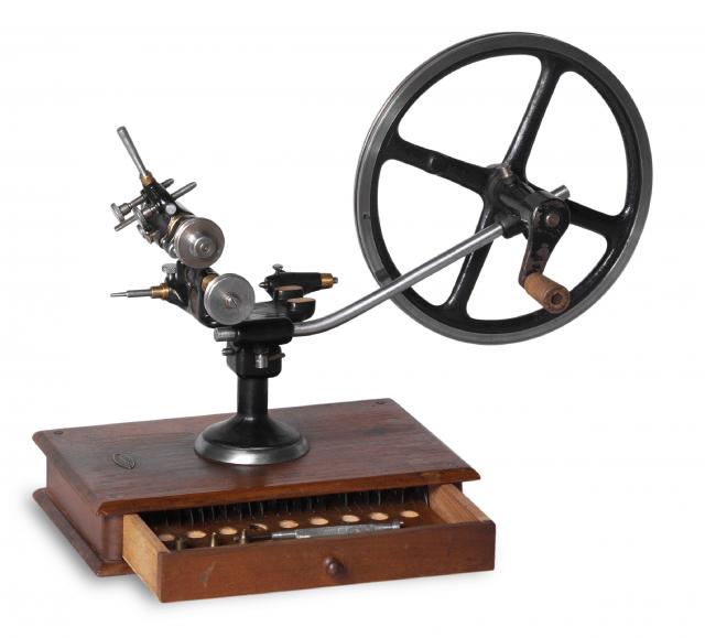 Rounding-Up Tool.Sixis, retailed by Sandoz Fils Co., La Chaux-de-.Fonds Bienne, Swiss. Made in the 20th century..Fine, painted steel rounding-up tool on wooden base with.extra cutters..To be sold without reserve