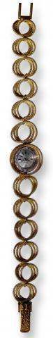Interlaced Circles.Omega, No. 23209941, case No. 59338, Ref..7183. Made in the 1960s..Fine and elegant, 18K yellow gold lady