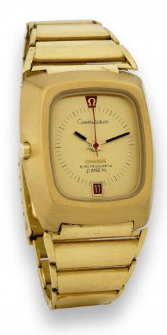 Constellation Electroquartz, Red Date.Omega, Constellation, Electroquartz, f 8192 Hz.Ref. BA 196.005. Made in 1970..Fine and rare, rectangular, asymmetric, water-resistant, 18K.yellow gold wristwatch with red date and an 18K yellow gold.Omega bracelet wit