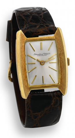 Yellow Gold.International Watch Co., Schaffhausen, No..1288789, case No. 1687769, Ref. 1311. Made in the 1970s..Fine and rare, tonneau-shaped, 18K yellow gold wristwatch.with an 18K yellow gold buckle. Accompanied by a fitted box.and Certificate of Origin