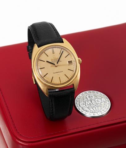 Omega, pink d-case.Omega, Automatic Chronometer Officially Certified.Constellation, movement No. 26027895, Ref. 168009. Made.circa 1968..Fine, tonneau-shaped, self-winding, center seconds, waterresistant.18K pink gold chronometer`s wristwatch with date..A