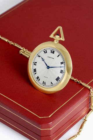 Cartier Montre Couteau.Cartier, Paris, No. 1008, Ref. A105007. Made in the 1980s..Very fine and elegant, very thin, 18K yellow gold keyless dress.watch with a fine 18K gold Cartier long chain. Accompanied.by the original Cartier fitted box.