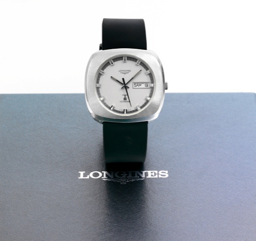 Longines, Ultronic, movement.No. 51469511, case No. 8571. Made in.the 1970s..Fine, carr_ galb_, center seconds.water resistant, stainless steel quartz.wristwatch with day/date. Accompanied.by a modern Longines box and paper..To be sold without reserve