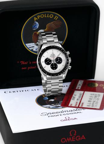 Apollo XI 35th Anniversary.Omega, Speedmaster Professional _ July 20, 1969, No..1725/3500, case No. 77124251, Ref. 35693100. Made in a.limited edition of 3500 pieces in 2004 to commemorate the.35th Anniversary of Apollo 11, 1969 _ 2004, sold on February.5