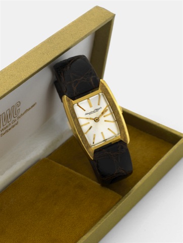 IWC - Ref. 1311 - Yellow Gold.International Watch Co., Schaffhausen, No. 1288790, case.No. 1687770, Ref. 1311. Made in the 1970's..Fine and rare, tonneau-shaped, 18K yellow gold wristwatch.with an 18K yellow gold buckle. Accompanied by a fitted box.and gu
