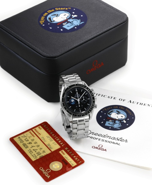 OMEGA SNOOPY AWARD.Omega, Speedmaster Professional Eyes on the Stars.No. 0586/5441, case No. 77117846, Ref. 35785100. Made in.a limited series of 5441 examples in 2003 to commemorate.the 1970 Apollo XII mission which lasted 142 hours, 54.minutes and 41 se