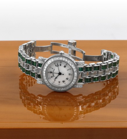 BREGUET HAUTE JOAILLERIE _ PLATINUM, DIAMOND EMERALDS.Breguet, Horologer de la Marine, Automatique, Marine, No. 1457. Made in the 1990s..Extremely fine and elegant, center-seconds, self-winding, water-resistant, platinum lady's wristwatch with date, set