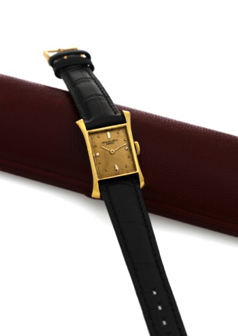 PATEK PHILIPPE REF. 2261 YELLOW GOLD.Patek Philippe Co, Geneve, movement No. 943664, case.No. 649938, Ref. 2261. Made in the 1940s..Fine, elegant and rare, rectangular flared, 18K yellow gold.lady's wristwatch. Accompanied by the original box.