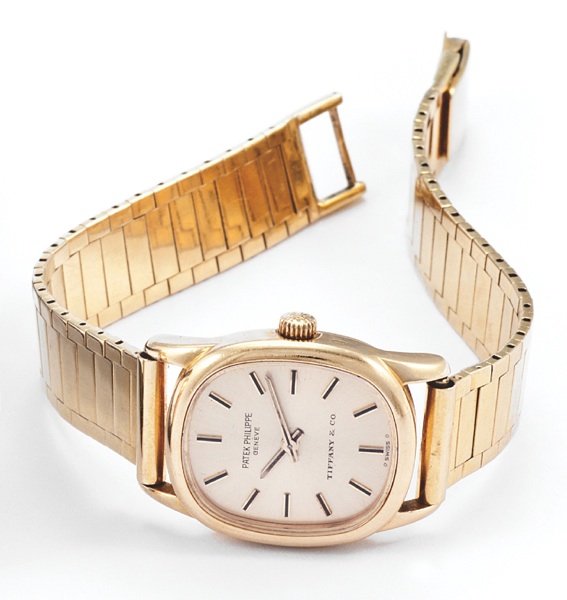PATEK PHILIPPE REF. 4201 LADY’S ELLIPSE.RETAILED BY TIFFANY CO. YELLOW GOLD.Patek Philippe, Genève, Ellipse, Retailed by Tiffany Co., No..1261370, Case No. 2719496, Ref. 4201. Made in the 1970’s..Fine, oval, 18K yellow gold wristwatch with 