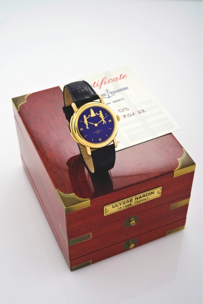 ULYSSE NARDIN YELLOW GOLD REPETITION MINUTES JAQUEMART FORGERONS.Ulysse Nardin, Le Locle, Suisse, No. 3, Ref 701-22. Made circa.1990..Very fine and rare, water-resistant, minute repeating, 18K.yellow gold wristwatch with gold Jaquemarts and an 