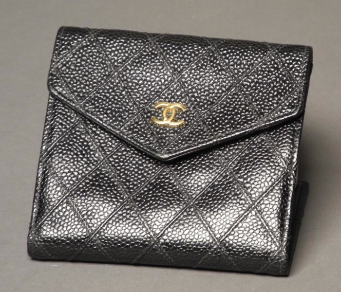CHANEL CHANEL Porte-monnaie en cuir matelassé Rabas siglé Dim: 12 x 11 cm - vente aux enchères 03/10/2012
