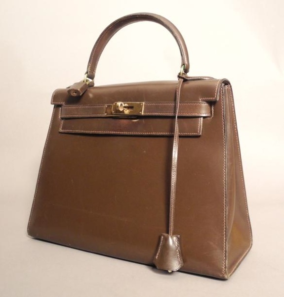 HERMES HERMES Sac Kelly en box brun 30 cm Garniture en plaqué or Avec son cadenas, - vente aux enchères 27/03/2013