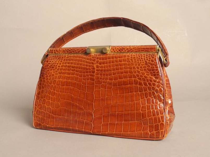 PIERRE CARDIN Pierre CARDIN Sac porté main en crocodile Monture en laiton - vente aux enchères 27/03/2013