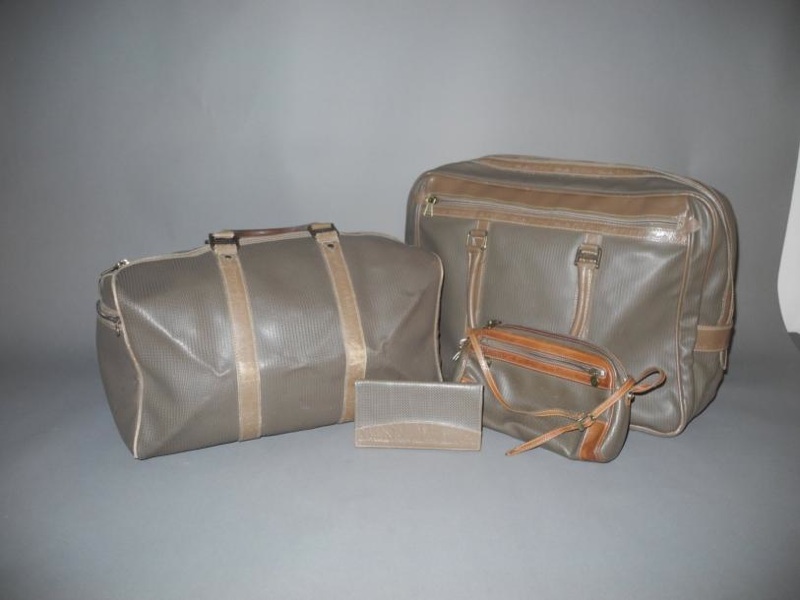 CHARLES JOURDAN Charles JOURDAN Lot de bagagerie toile enduite détails cuir: - Une valise - vente aux enchères 27/03/2013