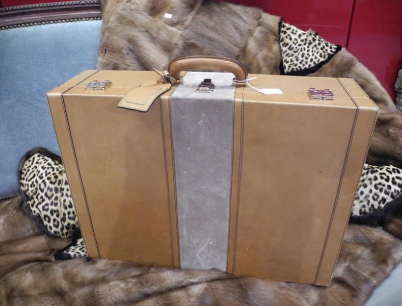 CHRISTIAN DIOR Christian DIOR Valise rigide en cuir camel et daim.Serrures en métal doré - vente aux enchères 27/03/2013