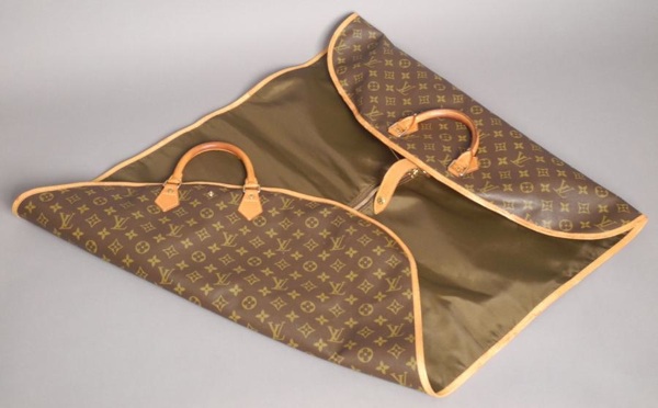 LOUIS VUITTON Louis VUITTON Housse porte-habit un cintre Toile Monogram, doublure coton, - vente aux enchères 12/06/2013