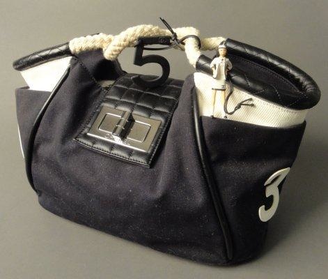 CHANEL CHANEL Sac à main en toile et cuir noir et blanc..Collection Croisière..Fermoir - vente aux enchères 12/06/2013