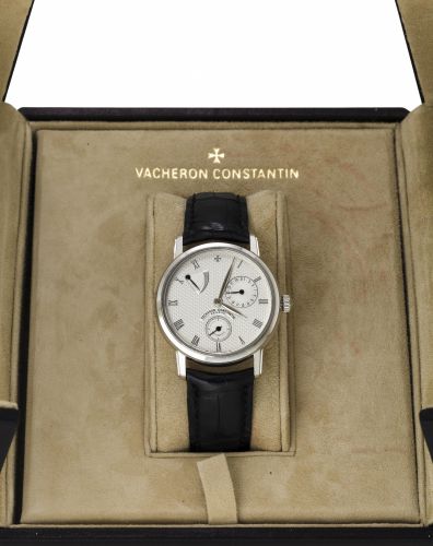 Vacheron Constantin. A fine 18K white gold automatic wristwatch with power reserve and date