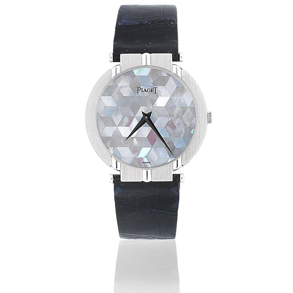 Piaget. An 18K white gold quartz wristwatch with mother of pearl dial