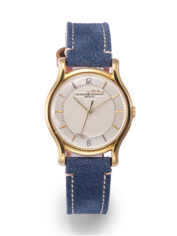 VACHERON CONSTANTIN. A YELLOW GOLD WRISTWATCH WITH TWO-TONE TEXTURED DIAL AND SHAPED LUGS, CIRCA 1949