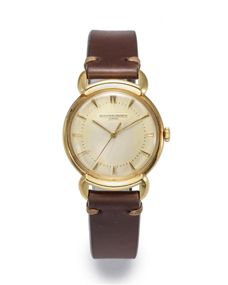 VACHERON CONSTANTIN. A YELLOW GOLD WRISTWATCH WITH HOODED LUGS AND HONEYCOMB DIAL, CIRCA 1950