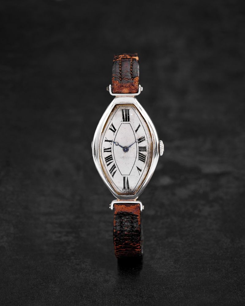 H. MEYLAN, BRASSUS. RARE MONTRE BRACELET EN PLATINE (950) DE FORME TONNEAU MOUVEMENT MECANIQUE