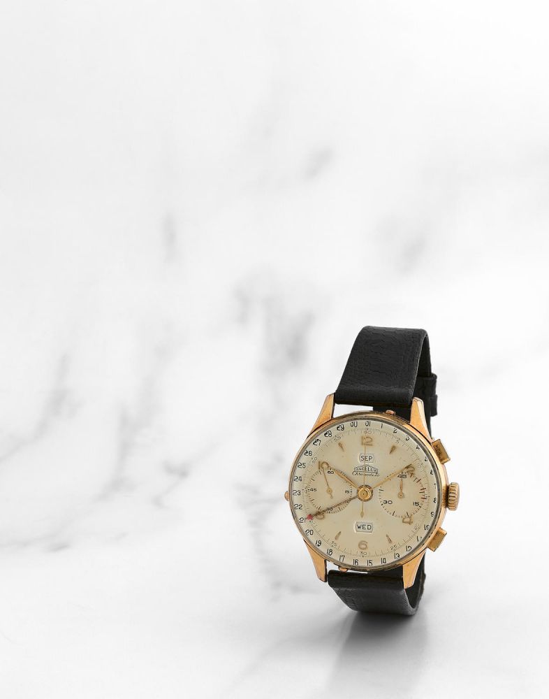 Angelus. Chronographe bracelet en plaqué or triple calendrier mouvement mécanique