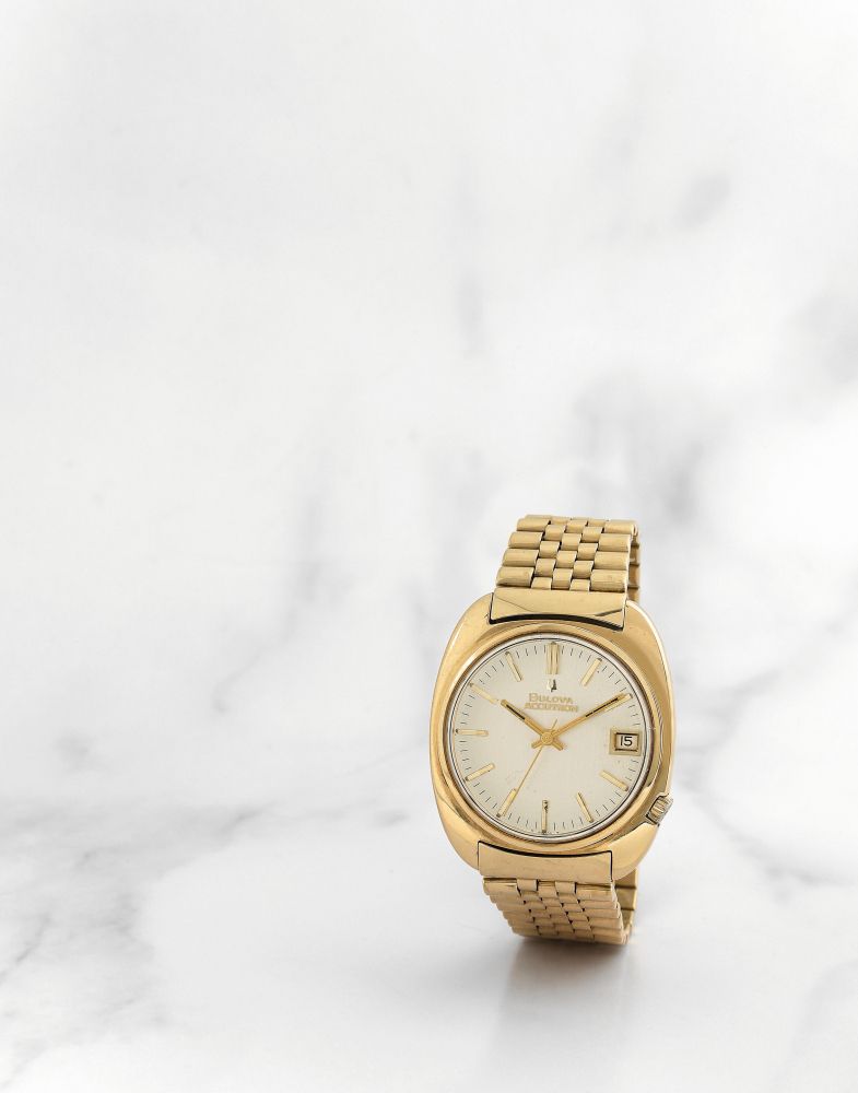 Bulova. Montre bracelet en or jaune 18K (750) avec date mouvement electronique