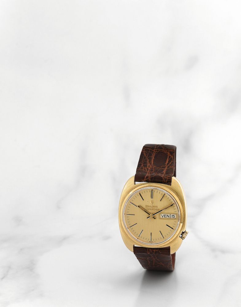 Bulova. Montre bracelet en or jaune 18K (750) avec jour et date mouvement electronique