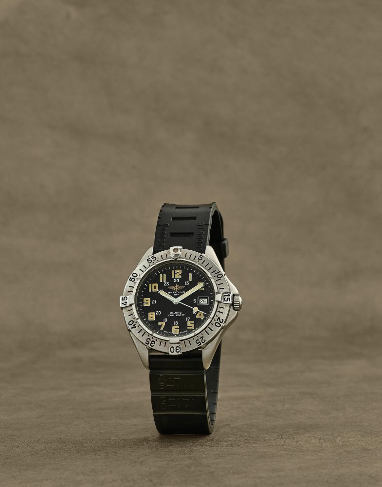 Breitling. Montre bracelet en acier avec date mouvement quartz