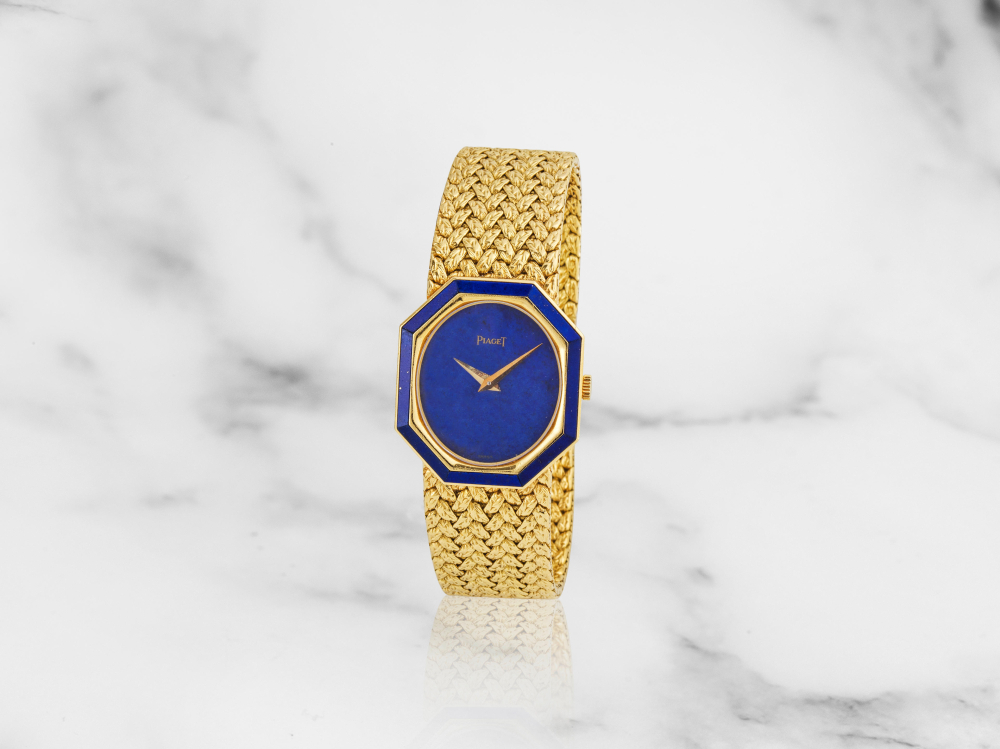 Piaget. Montre bracelet de dame en or jaune 18K (750) et lapis lazuli mouvement mécanique