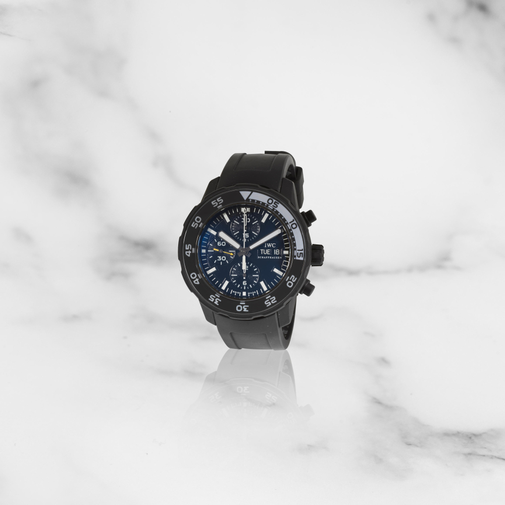IWC. Chronographe bracelet en acier et PVD noir avec jour et date mouvement automatique