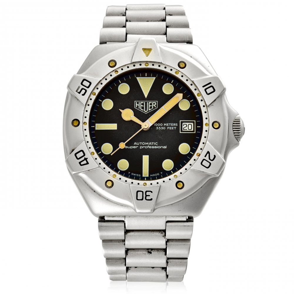 HEUER. A STAINLESS STEEL AUTOMATIC CALENDAR BRACELET WATCH