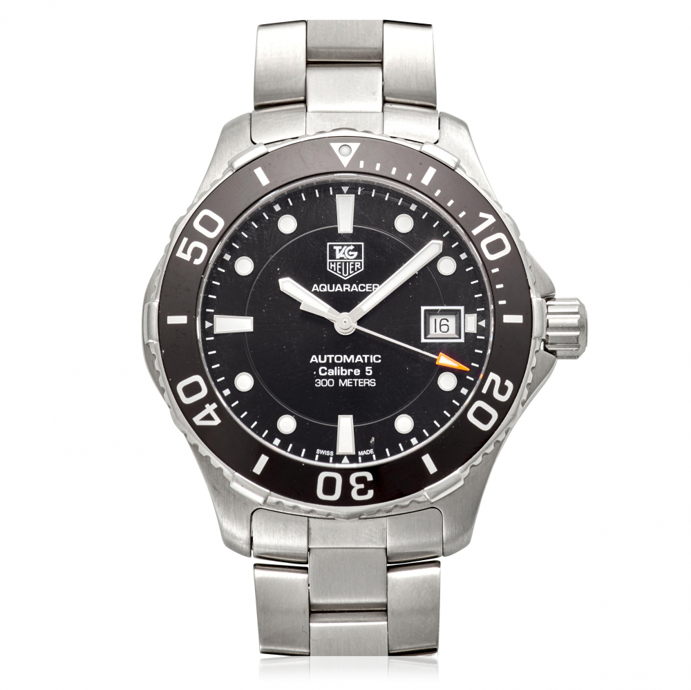 TAG HEUER. A STAINLESS STEEL AUTOMATIC CALENDAR BRACELET WATCH