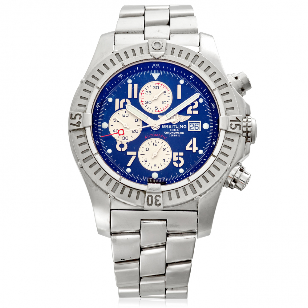 BREITLING. A LARGE STAINLESS STEEL AUTOMATIC CALENDAR BRACELET WATCH
