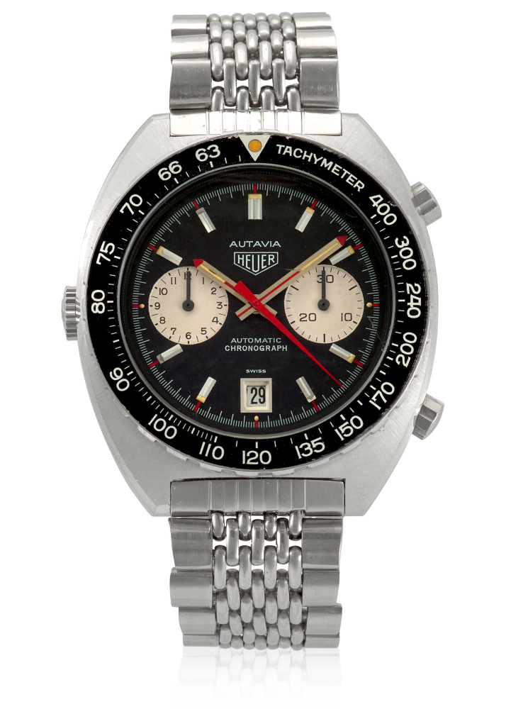 HEUER. A STAINLESS STEEL AUTOMATIC CALENDAR CHRONOGRAPH BRACELET WATCH