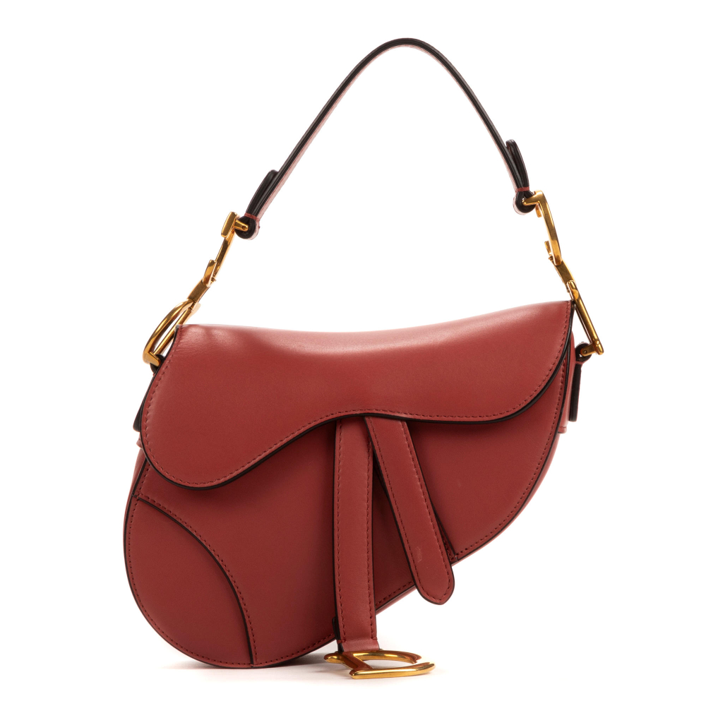 Christian DIOR, année 2014. Sac " Saddle" en veau lisse amarante.