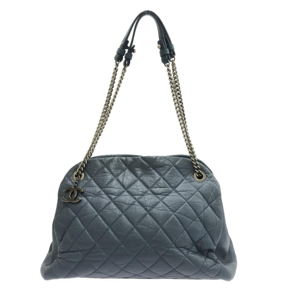 CHANEL, année . Sac "Mademoiselle" en veau vieilli matelassé bleu.