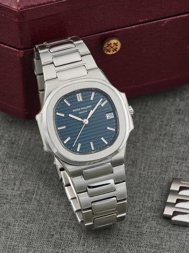 PATEK PHILIPPE | NAUTILUS, REF.3900/1A, A STAINLESS STEEL BRACELET WATCH WITH DATE, CIRCA 1990