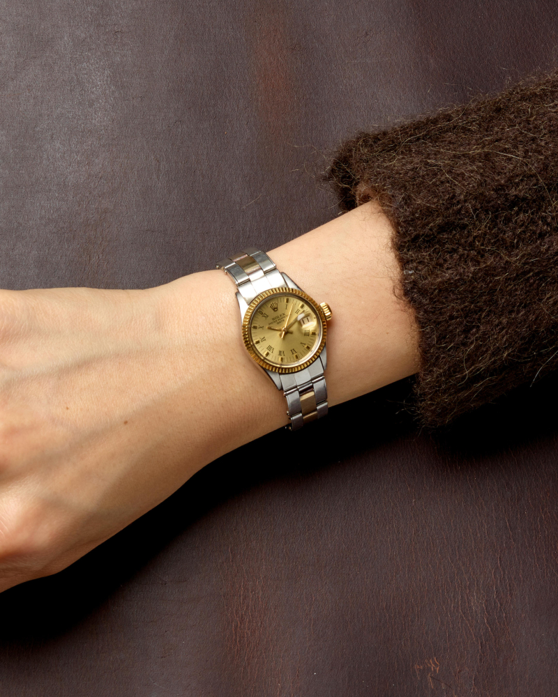 ROLEX. A LADY'S 18K GOLD AND STAINLESS STEEL AUTOMATIC CALENDAR BRACELET WATCH