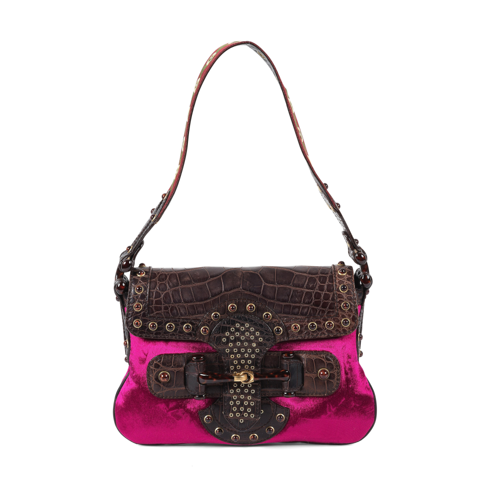 GUCCI, collection Prêt-à-Porter Printemps/Eté 2005. Petit sac Pelham en velours de soie rose fuchsia et crocodile clouté café.