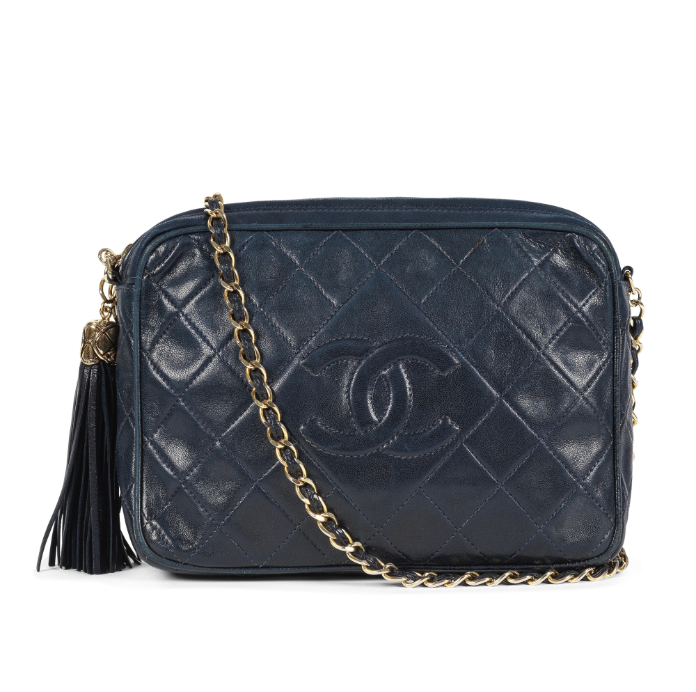 CHANEL. Sac Camera en cuir agneau matelassé marine.