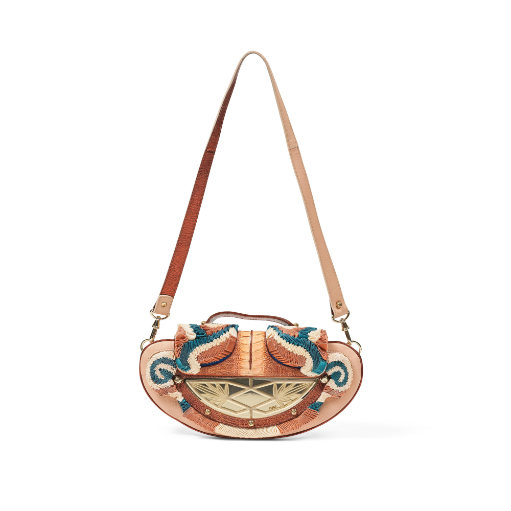 FENDI, collection Prêt à Porter Automne/Hiver 2004. Sac Vanity Mirror en cuir, passementerie et peau de patte d'autruche dans les tons roses, bleus.