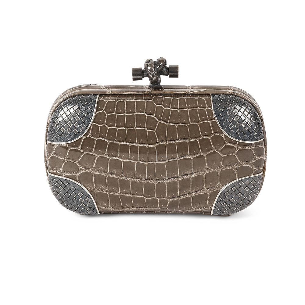 Bottega VENETA. Minaudière Knot en crocodile olive et argent.