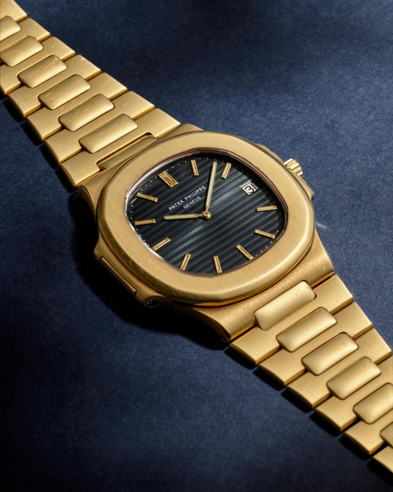 PATEK PHILIPPE. AN 18K GOLD AUTOMATIC CALENDAR BRACELET WATCH