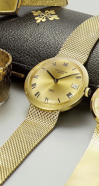 Patek Philippe. An 18ct gold automatic calendar bracelet watch made especially for IOS and presented to their best clients, members of the IOS Million Dollar Association
