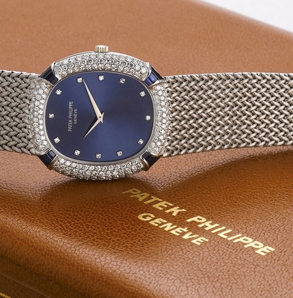 Patek Philippe. A fine and rare 18ct white gold automatic bracelet watch set with diamonds and sapphires, together with its Patek Philippe fitted watch/jewellery box and original Certificate of Origin