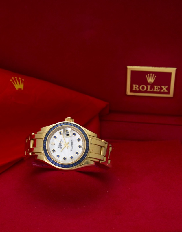 Rolex. A fine 18K gold gem-set automatic center seconds lady's wristwatch with braceletOyster Perpetual Datejust, Ref:69308 Case no. W479825, circa 1995