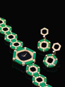 PATEK PHILIPPE. A VERY FINE AND RARE 18K GOLD, DIAMOND, ONYX AND CHRYSOPRASE-SET HEXAGONAL BRACELET WATCH AND A PAIR OF EAR PENDANTS