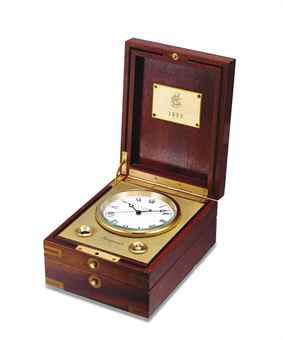 PATEK PHILIPPE. A GILT BRASS RECTANGULAR ELECTRONIC MARINE CHRONOMETER WITH SWEEP CENTRE SECONDS AND WOODEN FITTED DISPLAY CASE